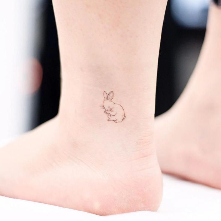 tatuaje conejo pequeño en el tobillo