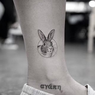 tatuaje conejito en pierna