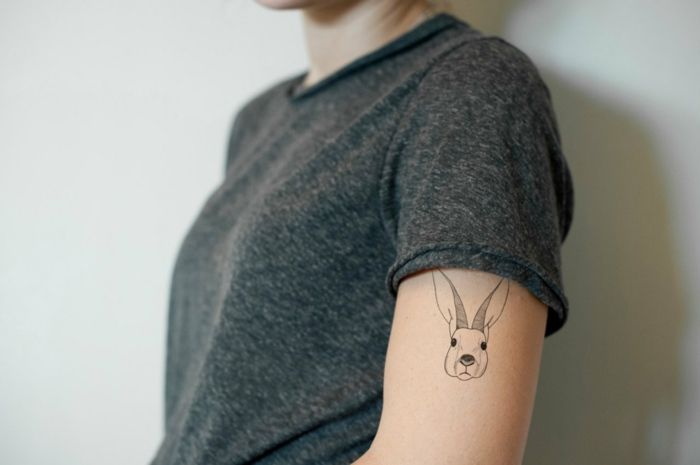 tatuaje de conejo en el brazo para mujer