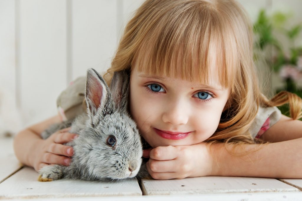 sonidos de los conejos - niña con conejito
