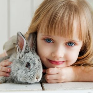 sonidos de los conejos - niña con conejito